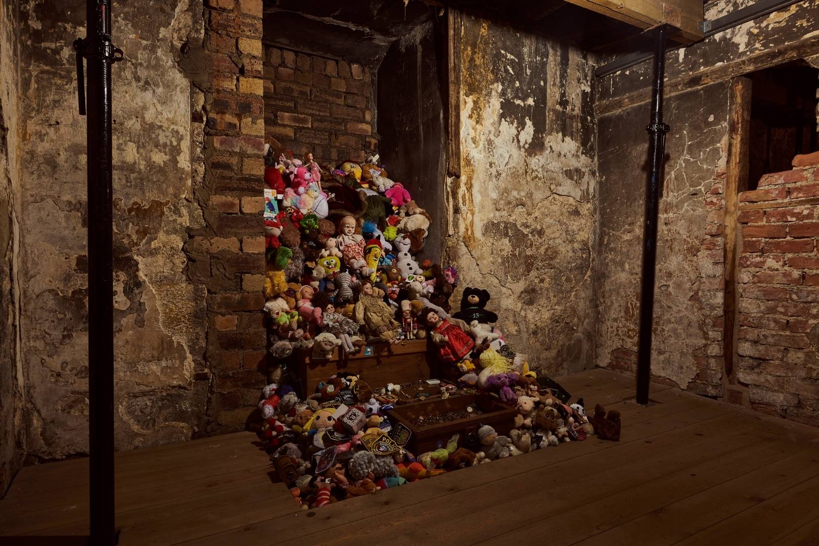 Pile of dolls in abandoned room,© The Real Mary King's Close